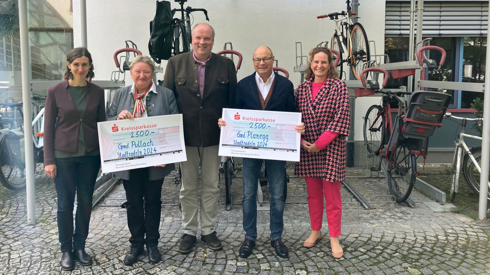 Am Montag überreichte Landrat Christoph Göbel stellvertretend den Ersten Bürgermeistern der Siegergemeinden feierlich das Preisgeld (Foto: Landratsamt München)