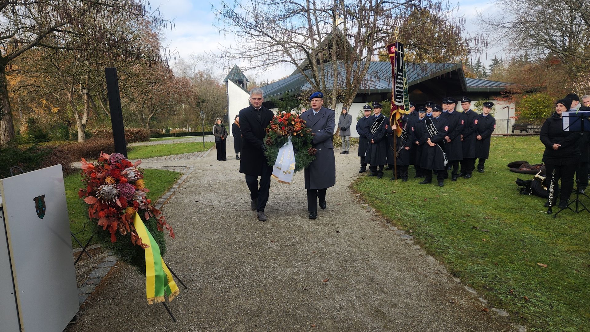 Kranzniederlegung vor dem Kriegerdenkmal der Gemeinde Neuried (Foto: Gemeinde Neuried)