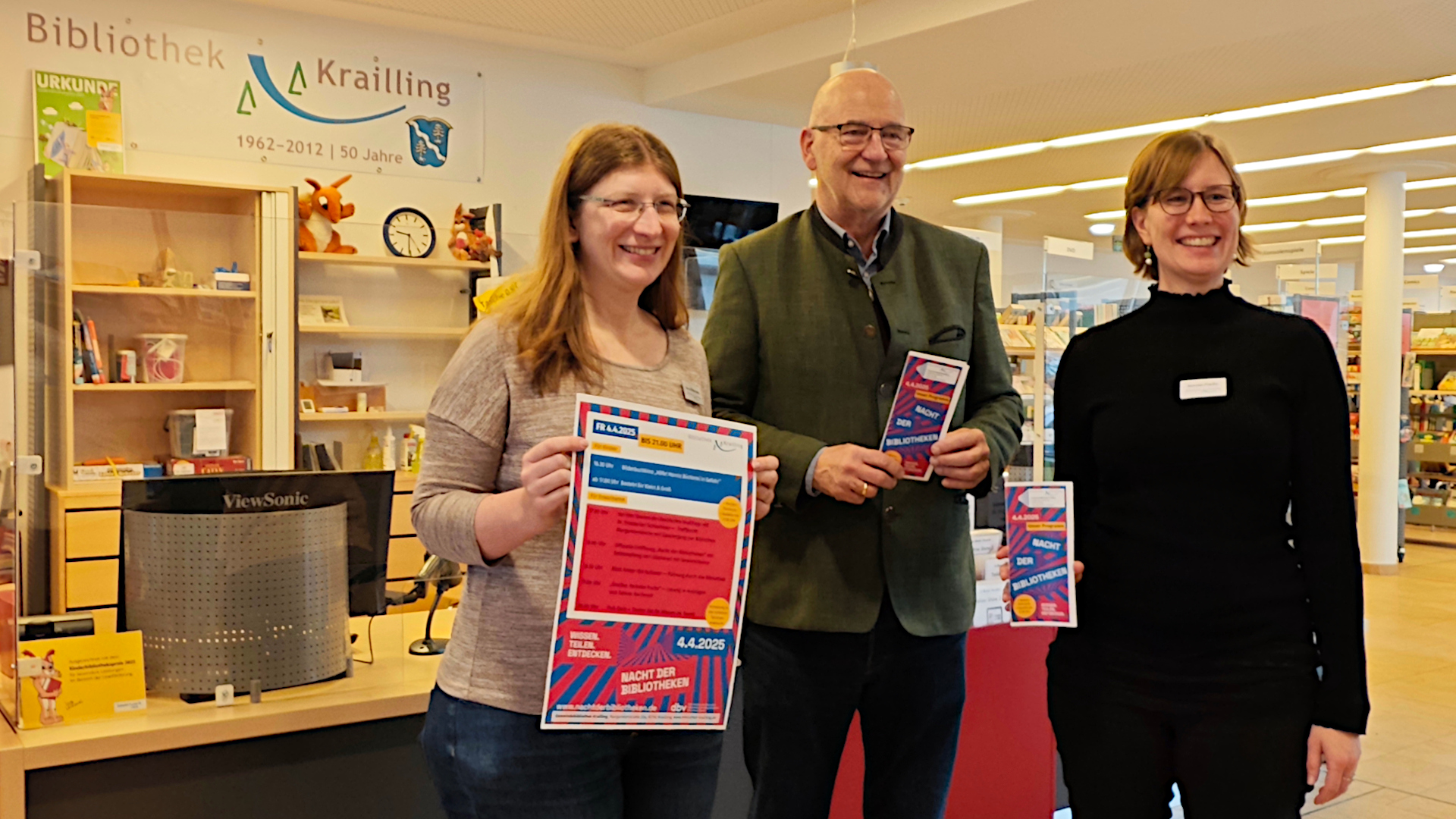 von links: Bibliotheksleiterin Diana Widmann, Bürgermeister Rudolph Haux und die stellvertretende Leiterin Annike Fuchs (Foto: Unser Würmtal)